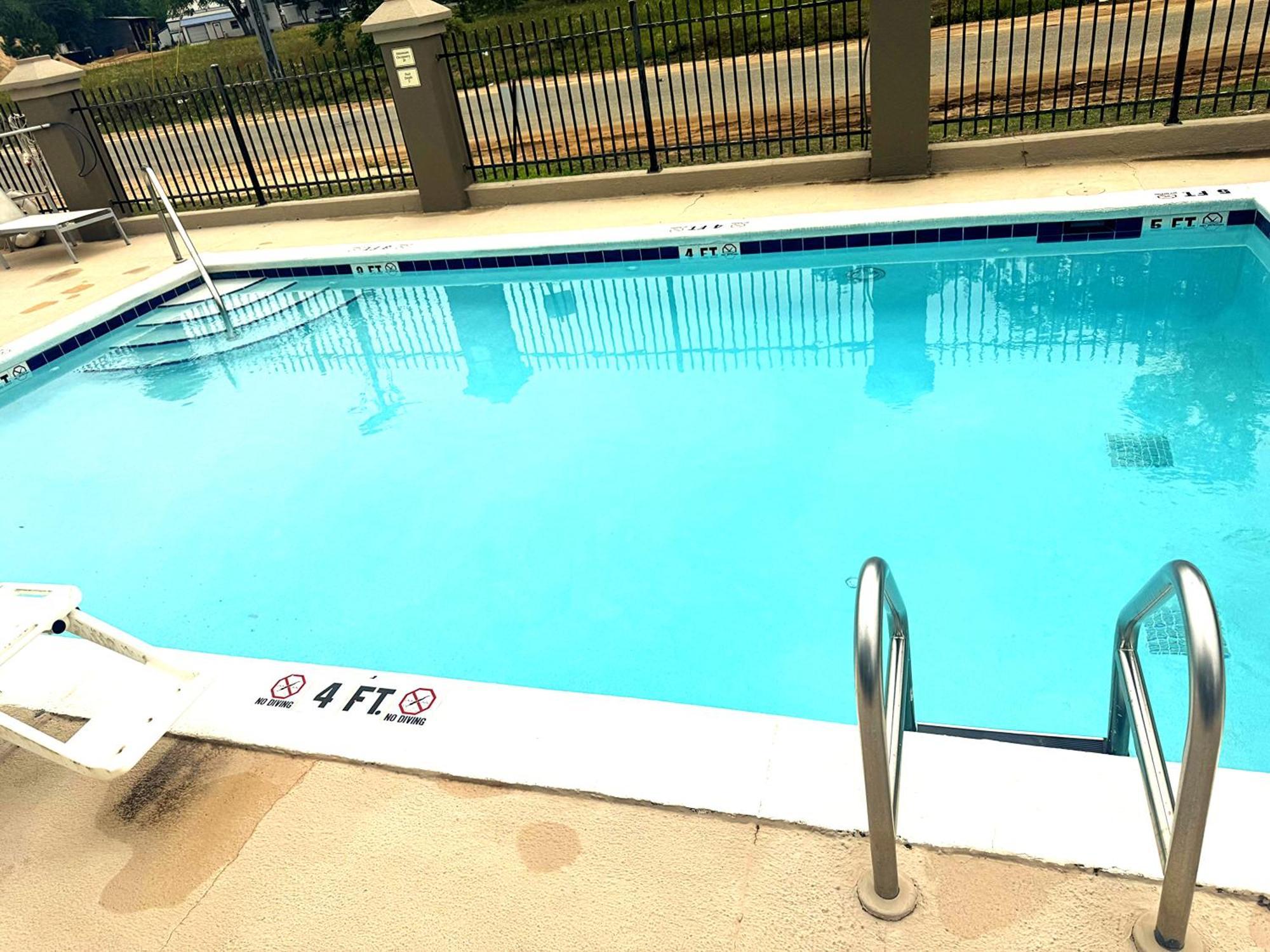 Country & By Radisson, Midway - Tallahassee West Hotel